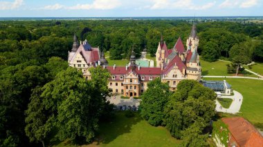 Moszna Şatosu, Moszna Polonya köyü yakınlarındaki bir mimariden manzara üzerinde uçuyor.