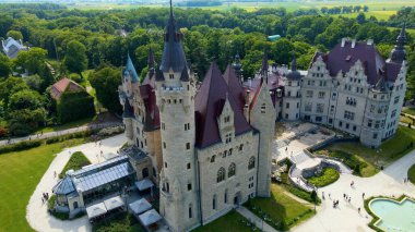 Moszna Şatosu, Moszna Polonya köyü yakınlarındaki bir mimariden manzara üzerinde uçuyor.