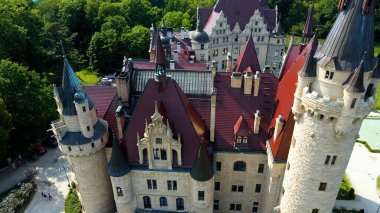 Moszna Şatosu, Moszna Polonya köyü yakınlarındaki bir mimariden manzara üzerinde uçuyor.