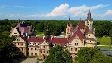 Moszna Şatosu, Moszna Polonya köyü yakınlarındaki bir mimariden manzara üzerinde uçuyor.