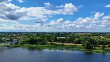 Nehir ormanı kıyı insansız hava aracı Polonya