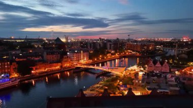 Gdansk Polonya üzerinden şehir merkezi manzarasını aydınlatan eski bir kasaba gecesi.