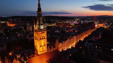 Gdansk Polonya üzerinden şehir merkezi manzarasını aydınlatan eski bir kasaba gecesi.