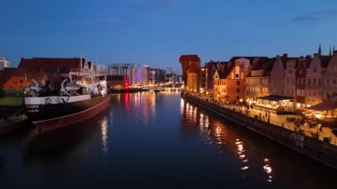 5 Ağustos 2025 'te Gdansk Polonya' dan şehir merkezi manzarasını aydınlatan eski bir gece.