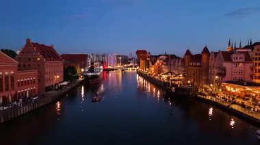 5 Ağustos 2025 'te Gdansk Polonya' dan şehir merkezi manzarasını aydınlatan eski bir gece.