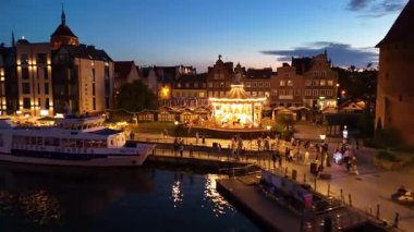 Şehir merkezinde 5 Ağustos 2025 'te parlayan atlıkarınca Polonya