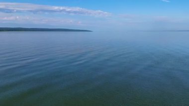 Deniz dalgaları Baltık Denizi üzerinde uçuyor