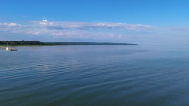 Deniz dalgaları Baltık Denizi üzerinde uçuyor