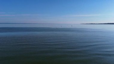 Deniz dalgaları Baltık Denizi üzerinde uçuyor