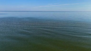 Deniz dalgaları Baltık Denizi üzerinde uçuyor