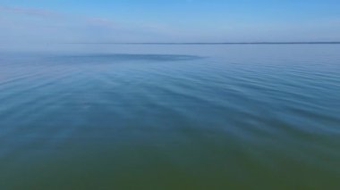 Deniz dalgaları Baltık Denizi üzerinde uçuyor