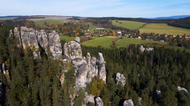 Adrspach kayaları İHA manzarasından Çek Cumhuriyeti 'nin Adrspach bölgesini gösteriyor