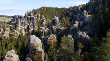 Adrspach kayaları İHA manzarasından Çek Cumhuriyeti 'nin Adrspach bölgesini gösteriyor