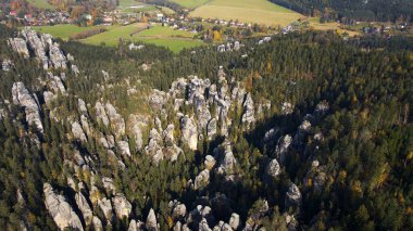 Adrspach kayaları İHA manzarasından Çek Cumhuriyeti 'nin Adrspach bölgesini gösteriyor