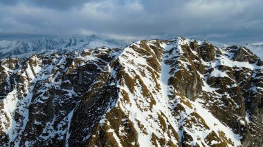 Zakopane Polonya 'dan karlı dağ zirvesi, buzul manzaralı.