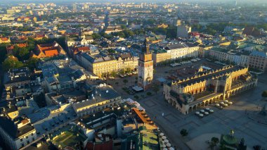Avrupa kenti turizmine insansız hava aracı bakışı eski Krakow Polonya