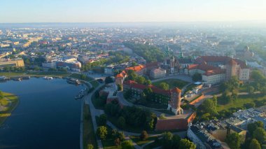 Avrupa kenti turizmine insansız hava aracı bakışı eski Krakow Polonya