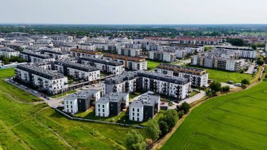 Şehir Mimarisi Avrupa insansız hava aracı eski şehir Opole Polonya 'nın üzerinden geçiyor 