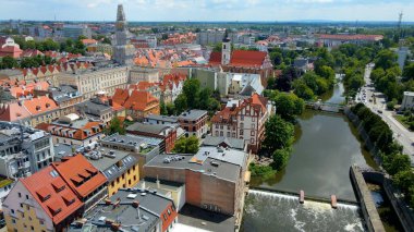 Şehir Mimarisi Avrupa insansız hava aracı eski şehir Opole Polonya 'nın üzerinden geçiyor 