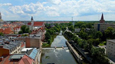 Şehir Mimarisi Avrupa insansız hava aracı eski şehir Opole Polonya 'nın üzerinden geçiyor 