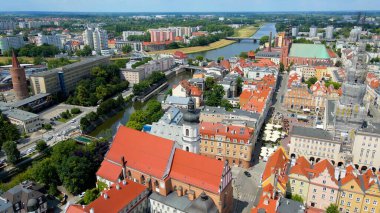 Şehir Mimarisi Avrupa insansız hava aracı eski şehir Opole Polonya 'nın üzerinden geçiyor 