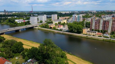 Şehir Mimarisi Avrupa insansız hava aracı eski şehir Opole Polonya 'nın üzerinden geçiyor 