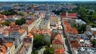 Şehir Mimarisi Avrupa insansız hava aracı eski şehir Opole Polonya 'nın üzerinden geçiyor 