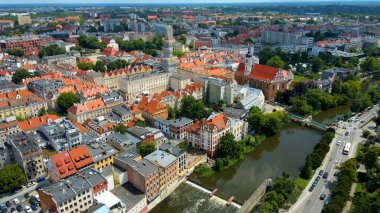 Şehir Mimarisi Avrupa insansız hava aracı eski şehir Opole Polonya 'nın üzerinden geçiyor 