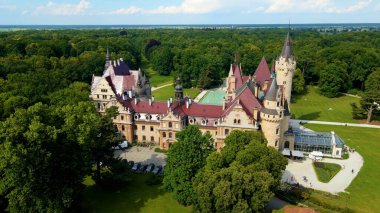 Moszna Şatosu, Moszna Polonya köyü yakınlarındaki bir mimariden manzara üzerinde uçuyor.