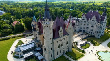 Moszna Şatosu, Moszna Polonya köyü yakınlarındaki bir mimariden manzara üzerinde uçuyor.