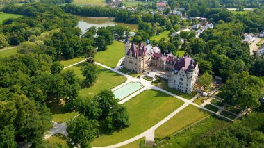 Moszna Şatosu, Moszna Polonya köyü yakınlarındaki bir mimariden manzara üzerinde uçuyor.