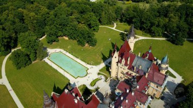 Moszna Şatosu, Moszna Polonya köyü yakınlarındaki bir mimariden manzara üzerinde uçuyor.
