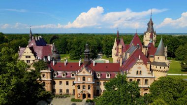 Moszna Şatosu, Moszna Polonya köyü yakınlarındaki bir mimariden manzara üzerinde uçuyor.