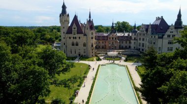 Moszna Şatosu, Moszna Polonya köyü yakınlarındaki bir mimariden manzara üzerinde uçuyor.