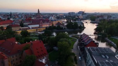 Şehir akşam insansız hava aracı aydınlanma üzerine uçuyor Wroclaw Polonya