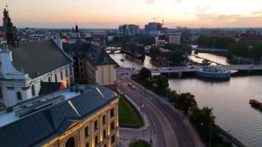 Şehir akşam insansız hava aracı aydınlanma üzerine uçuyor Wroclaw Polonya