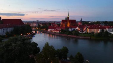 Şehir akşam insansız hava aracı aydınlanma üzerine uçuyor Wroclaw Polonya