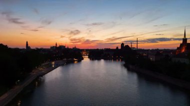 Şehir akşam insansız hava aracı aydınlanma üzerine uçuyor Wroclaw Polonya