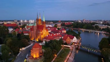 Şehir akşam insansız hava aracı aydınlanma üzerine uçuyor Wroclaw Polonya