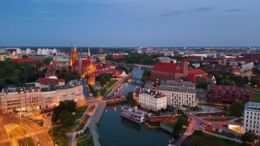 Şehir akşam insansız hava aracı aydınlanma üzerine uçuyor Wroclaw Polonya