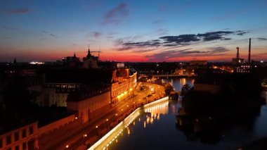 Şehir akşam insansız hava aracı aydınlanma üzerine uçuyor Wroclaw Polonya
