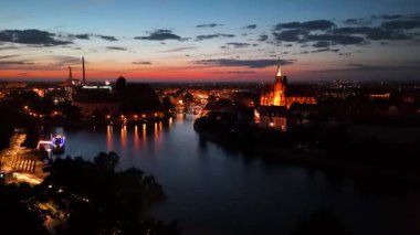 Şehir akşam insansız hava aracı aydınlanma üzerine uçuyor Wroclaw Polonya