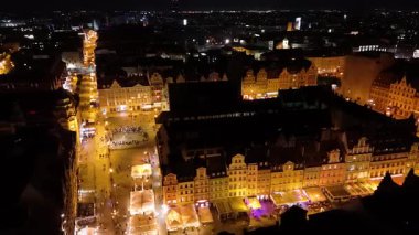 Şehir akşam insansız hava aracı aydınlanma üzerine uçuyor Wroclaw Polonya