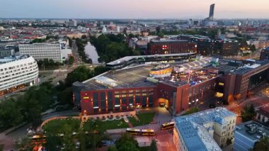 12 Ağustos 2025 'te Wroclaw Polonya' daki bir alışveriş merkezinin çatısında şehir eğlencesi diskosu