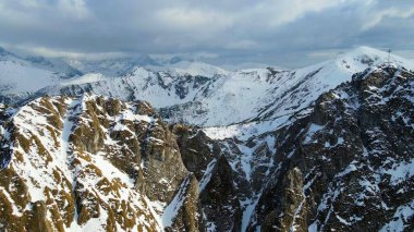 Zakopane Polonya 'dan karlı dağ zirvesi, buzul manzaralı.