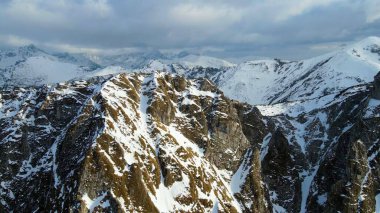 Zakopane Polonya 'dan karlı dağ zirvesi, buzul manzaralı.