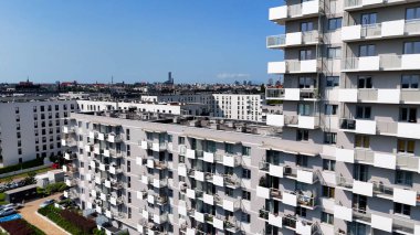 Şehir Mimarisi Avrupa insansız hava aracı eski şehir Opole Polonya 'nın üzerinden geçiyor 