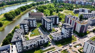 Şehir Mimarisi Avrupa insansız hava aracı eski şehir Opole Polonya 'nın üzerinden geçiyor 