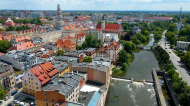 Şehir Mimarisi Avrupa insansız hava aracı eski şehir Opole Polonya 'nın üzerinden geçiyor 