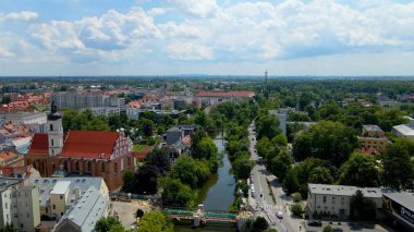Şehir Mimarisi Avrupa insansız hava aracı eski şehir Opole Polonya 'nın üzerinden geçiyor 